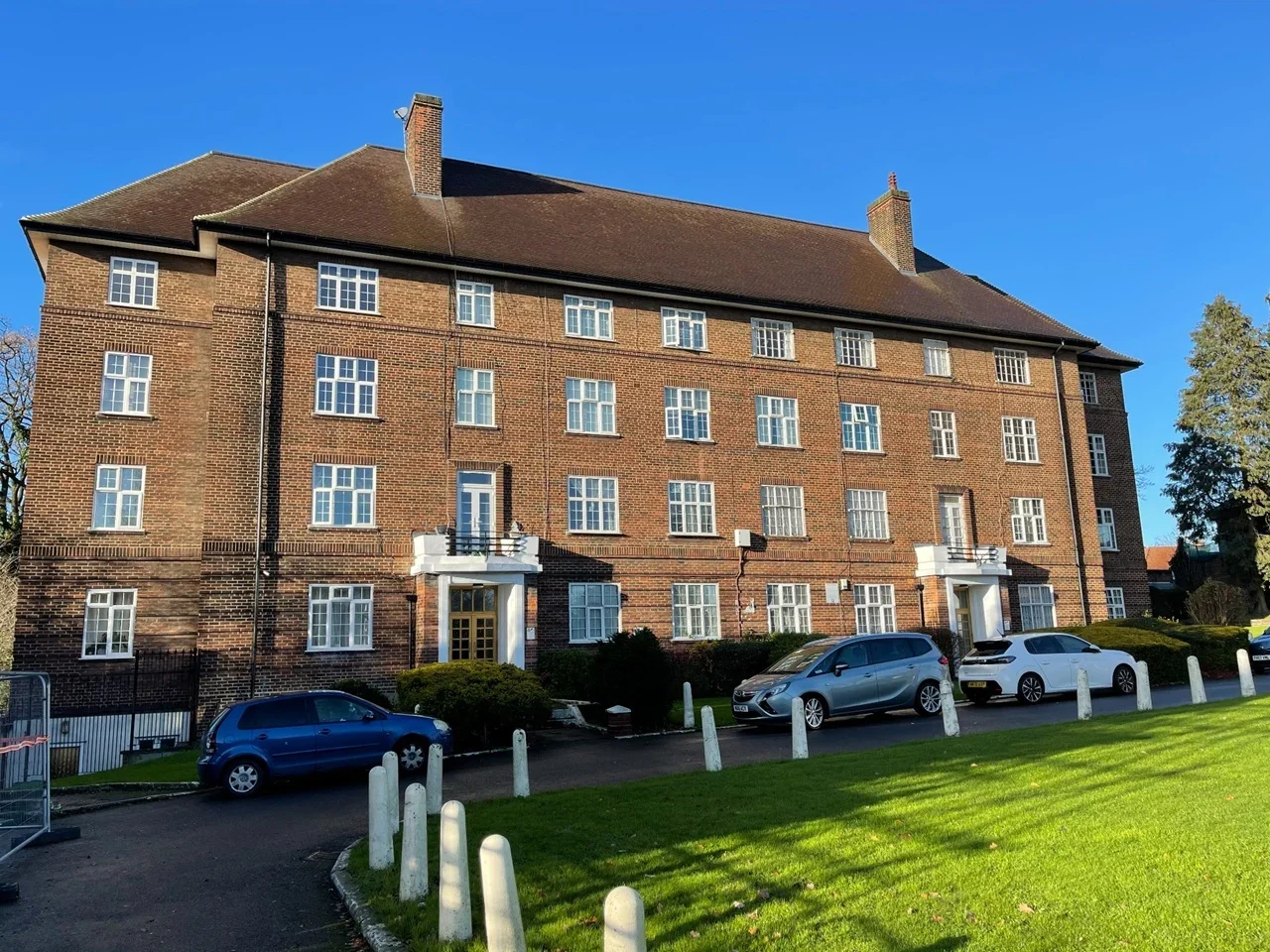 Flat Kings Drive in Greater London