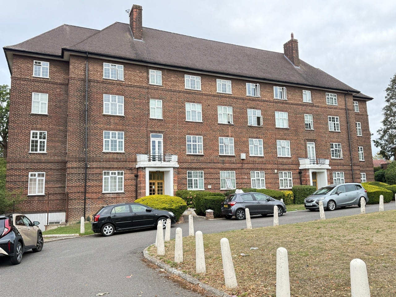 Flat Kings Drive in Greater London