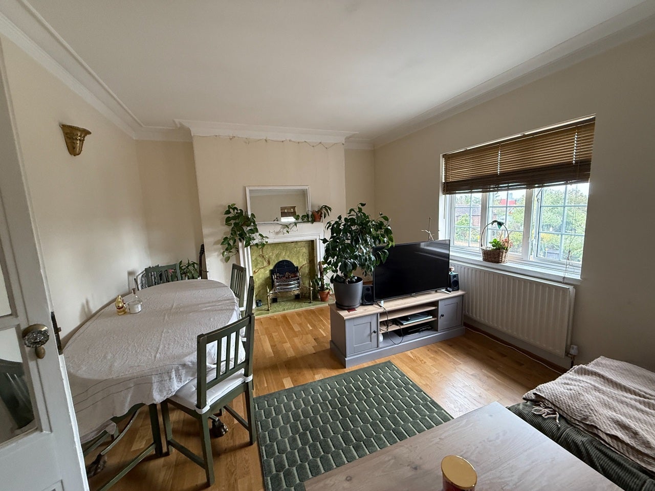 Flat Kings Drive in Greater London