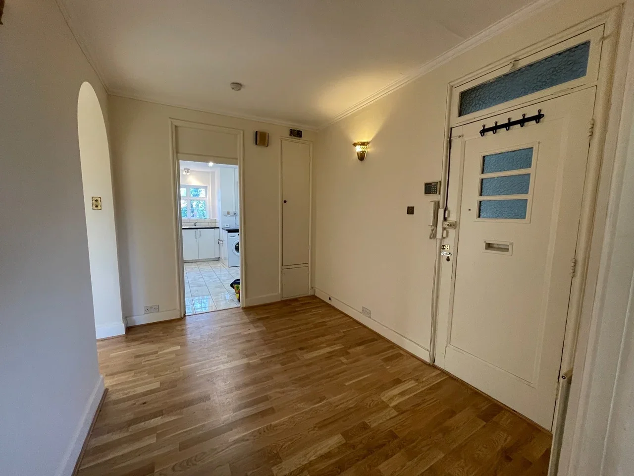 Flat Kings Drive in Greater London