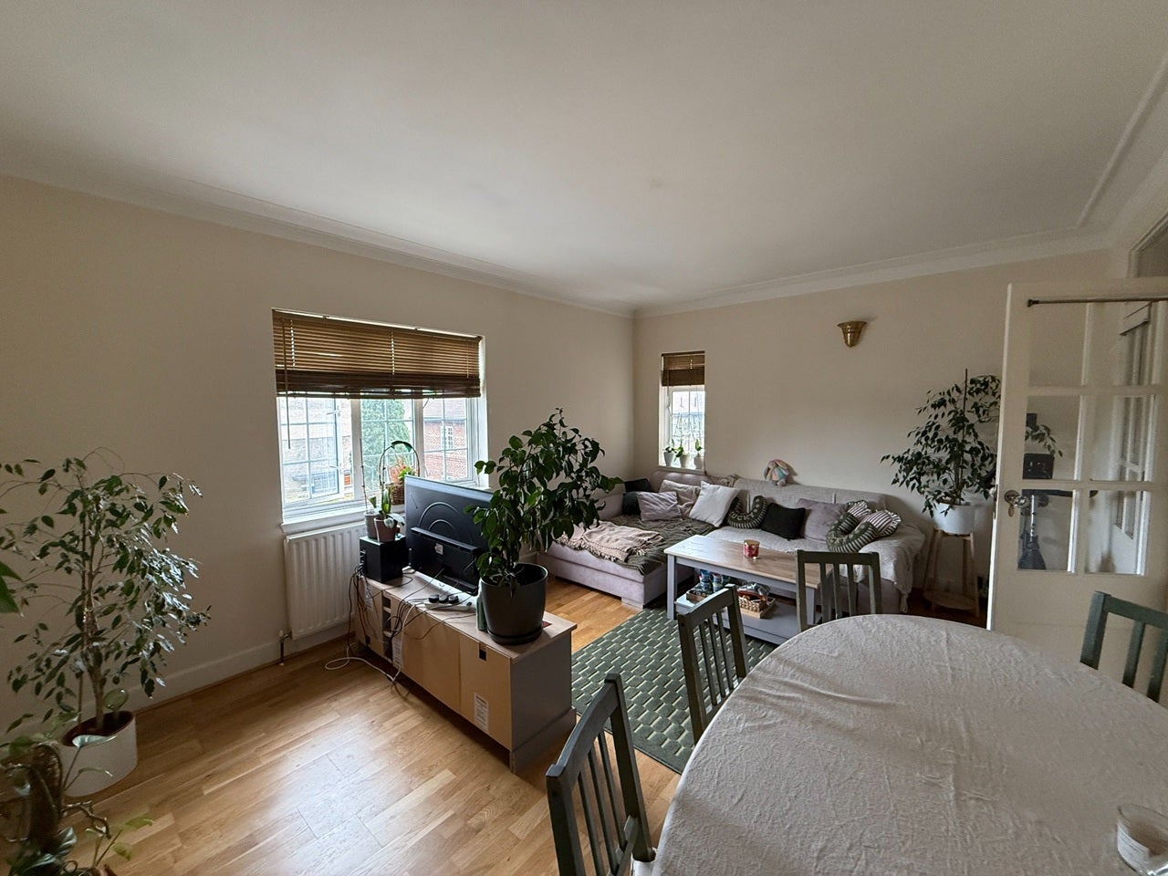 Flat Kings Drive in Greater London