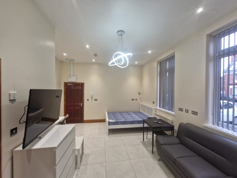 Flat Raglan Road in Birmingham