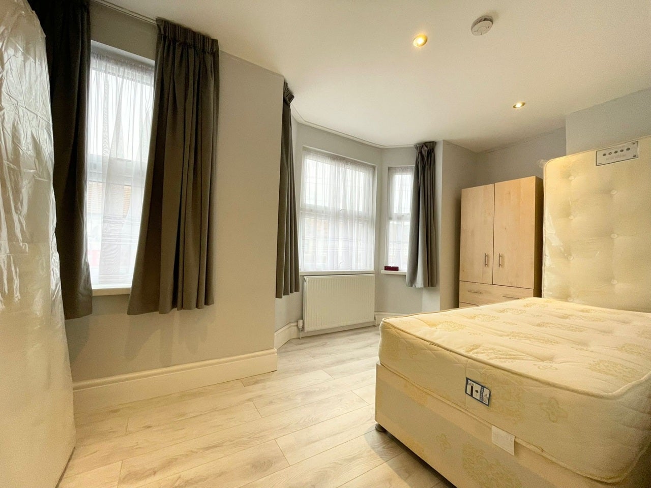 Flat Montagu Road in Greater London