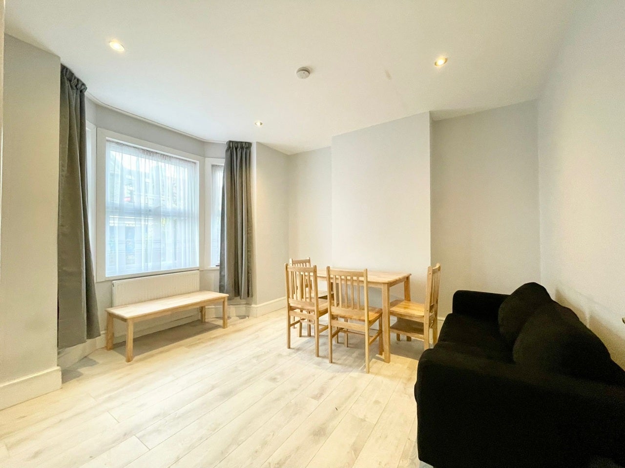 Flat Montagu Road in Greater London