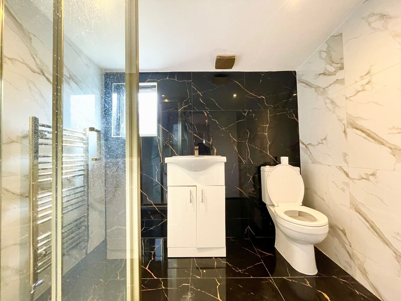 Flat Montagu Road in Greater London