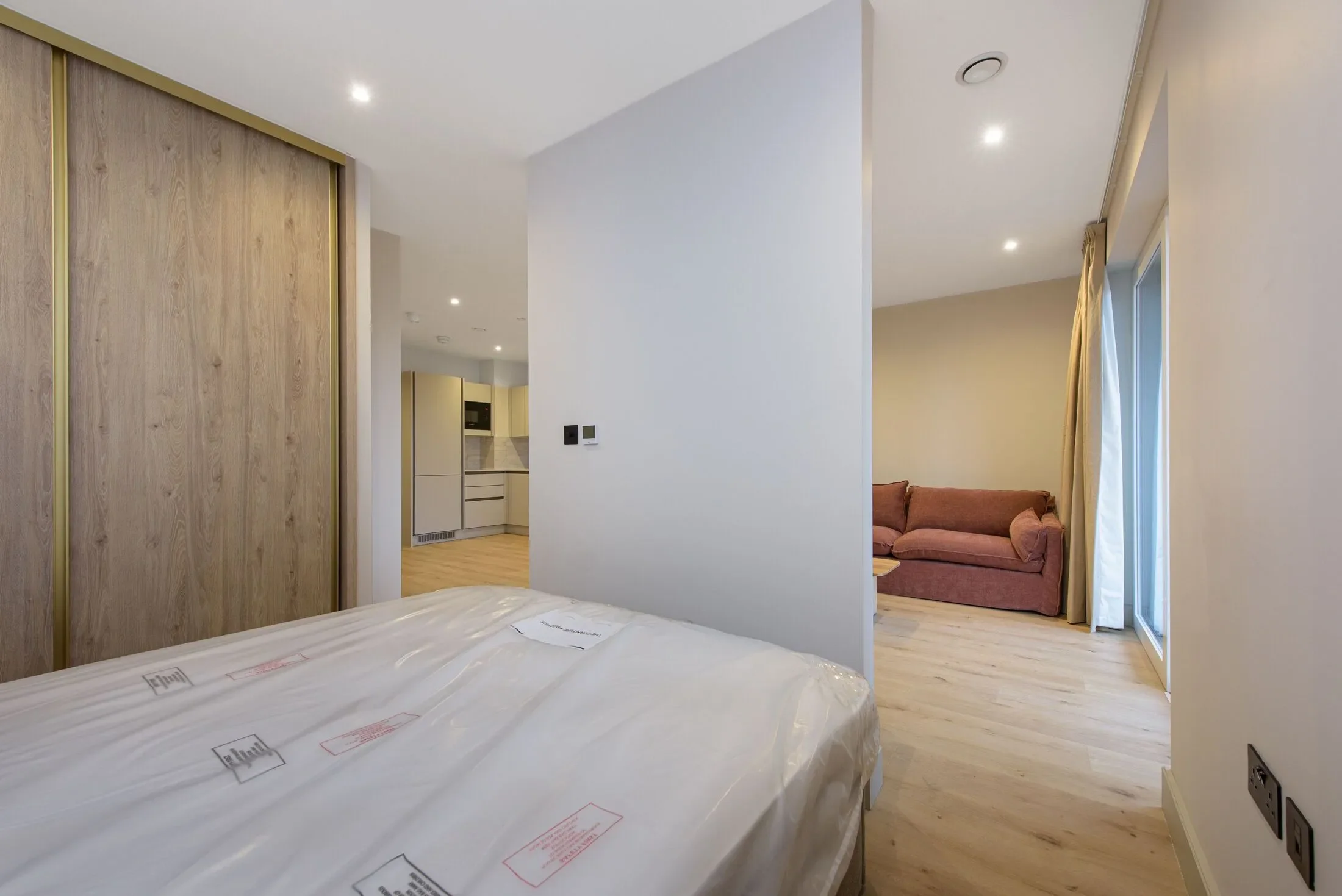 Flat Caversham Road in Greater London
