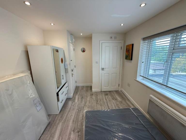 Flat Conway Crescent in Greater London