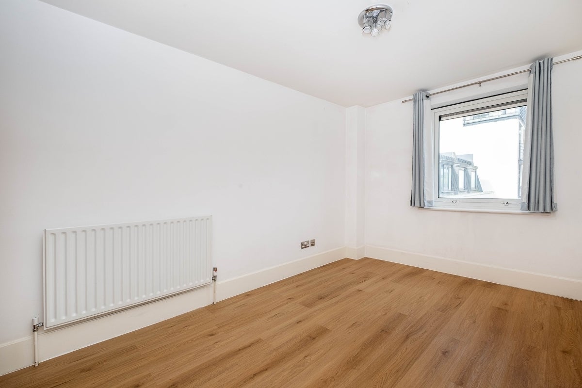 Flat Market Place in Greater London