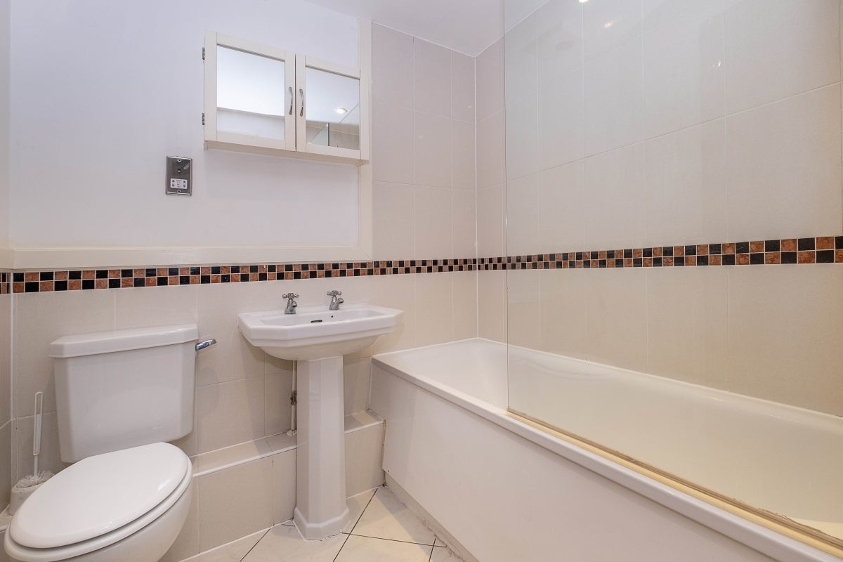 Flat Market Place in Greater London