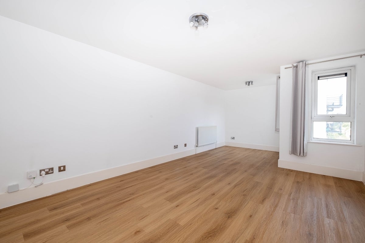 Flat Market Place in Greater London
