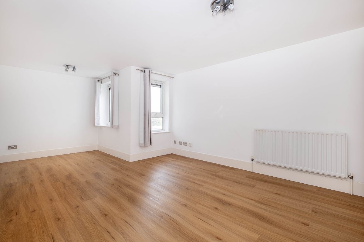 Flat Market Place in Greater London