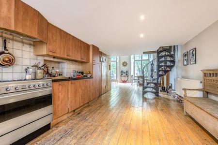 Flat Queens Gardens in Greater London
