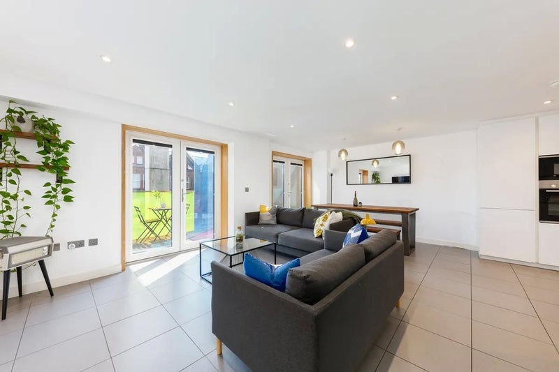 Flat Upper Clapton Road in Greater London