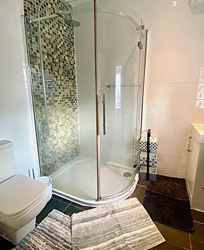 Room Merriman Road in Greater London
