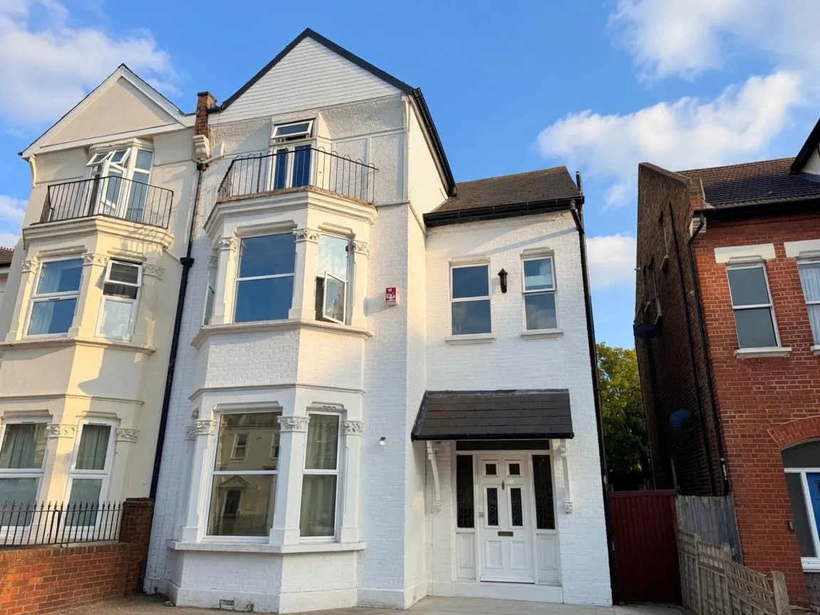Flat Dean Road in Greater London