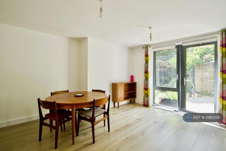 Flat Biggerstaff Street in Greater London