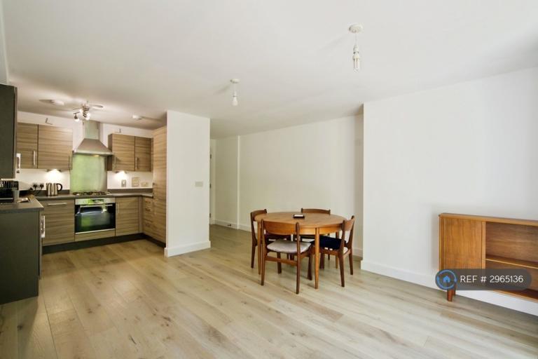Flat Biggerstaff Street in Greater London