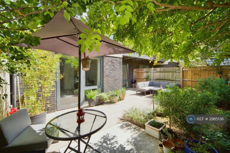 Flat Biggerstaff Street in Greater London