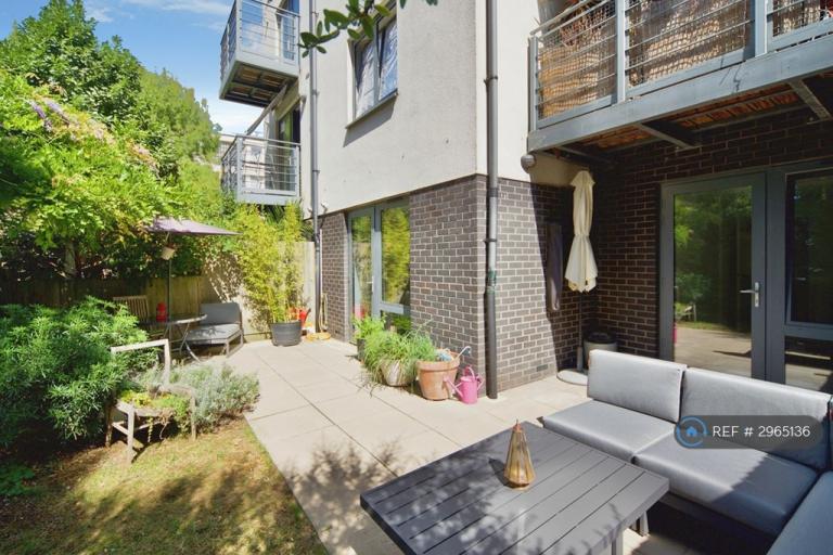 Flat Biggerstaff Street in Greater London