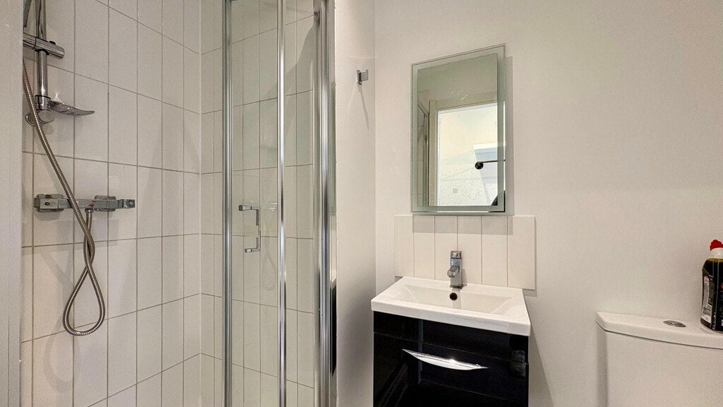 Room Gunnersbury Lane in Greater London