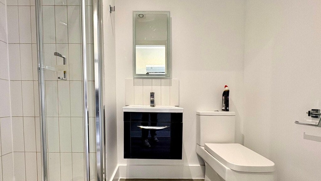 Room Gunnersbury Lane in Greater London