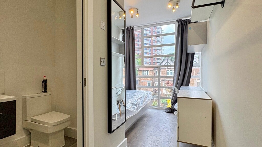 Room Gunnersbury Lane in Greater London