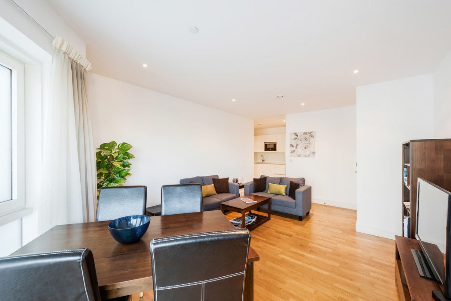 Flat Juniper Drive in Greater London