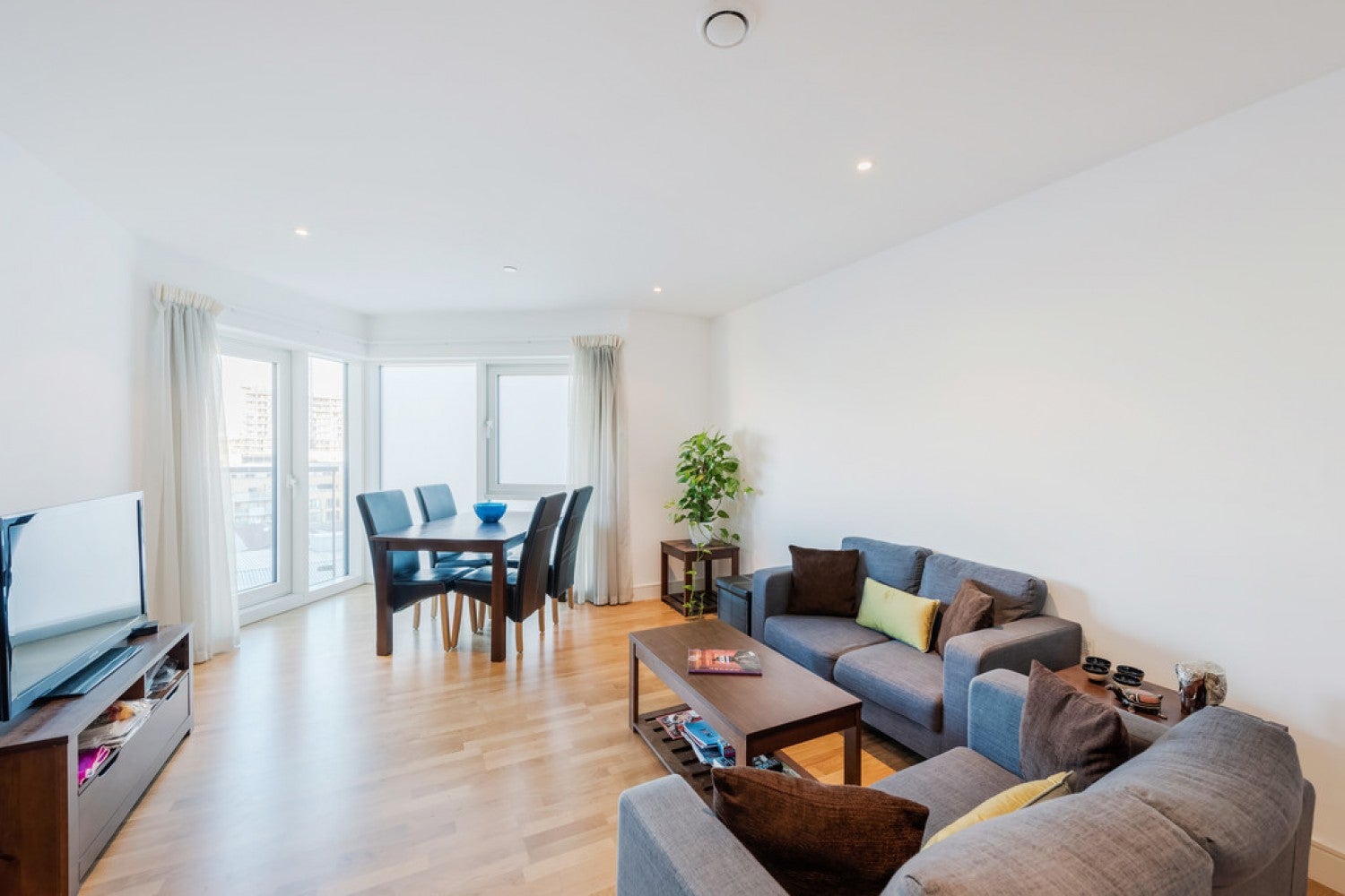 Flat Juniper Drive in Greater London