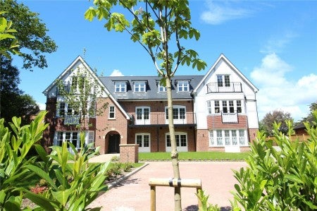 Flat Chewton Farm Road in Highcliffe-on-Sea