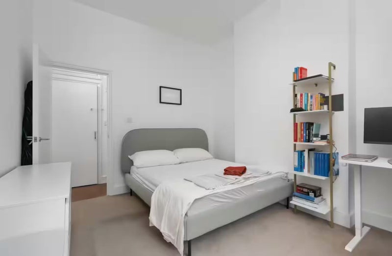 Flat Wells Square in Greater London