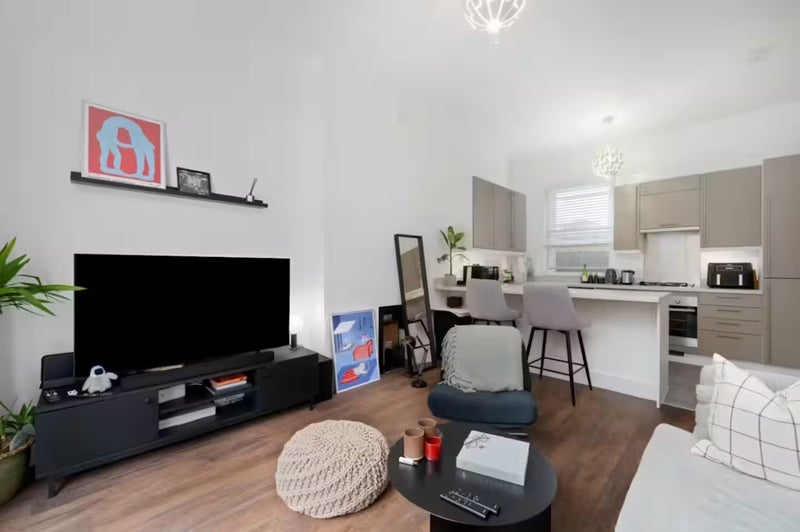 Flat Wells Square in Greater London