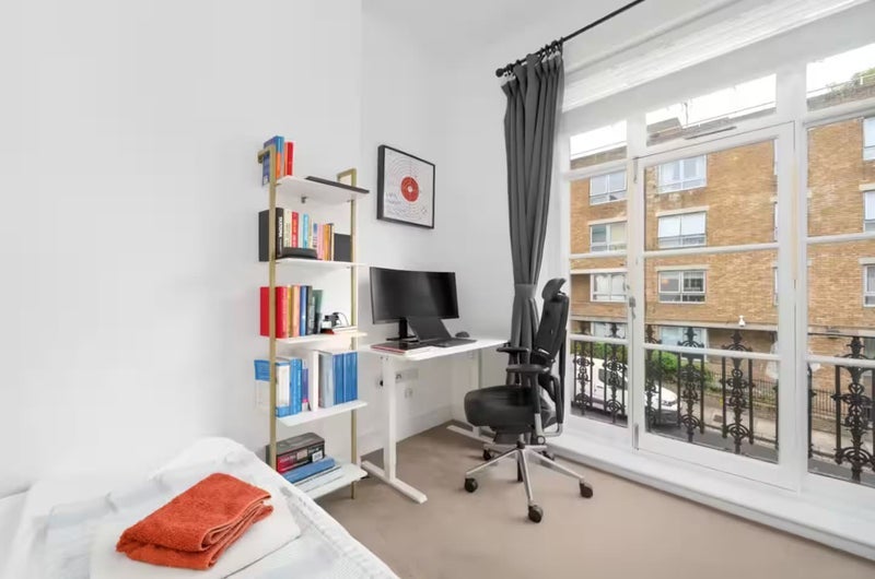Flat Wells Square in Greater London