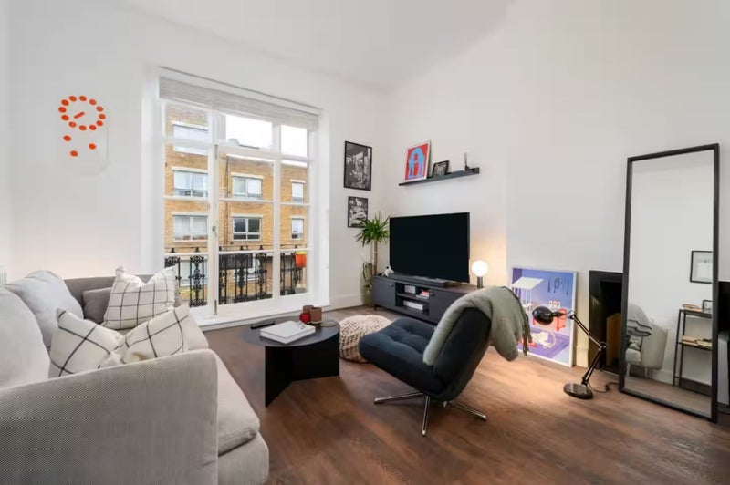 Flat Wells Square in Greater London