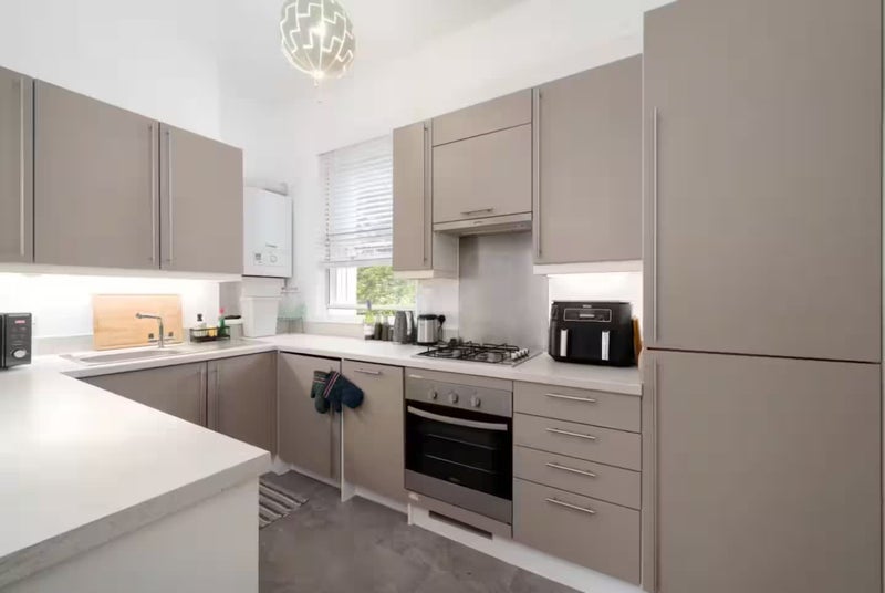 Flat Wells Square in Greater London