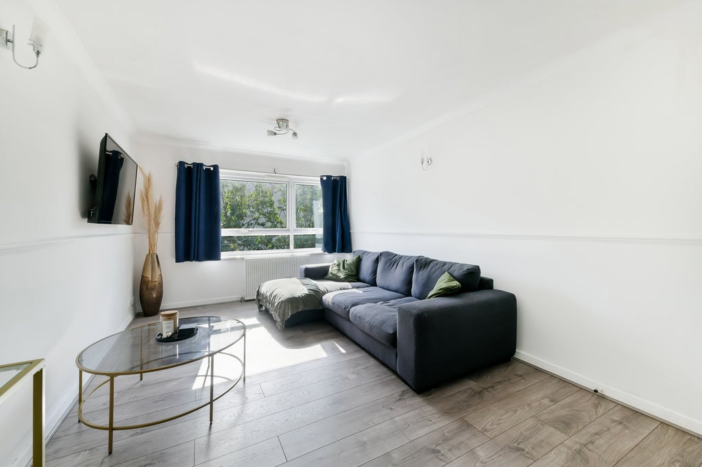 Flat Nantes Close in Greater London