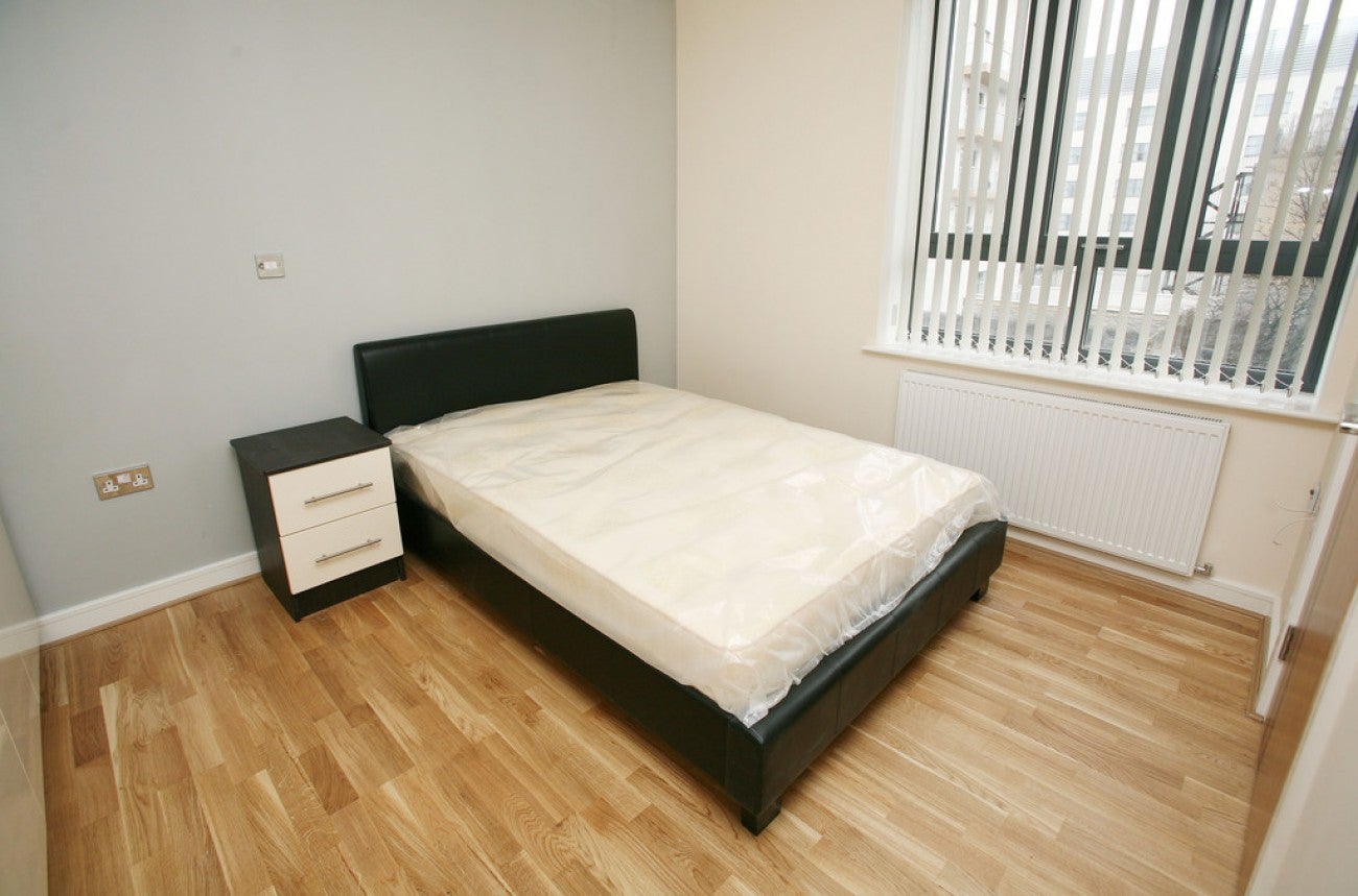 Flat Fenton Street in Greater London