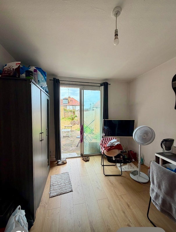 Room Hillcroft Crescent in Greater London