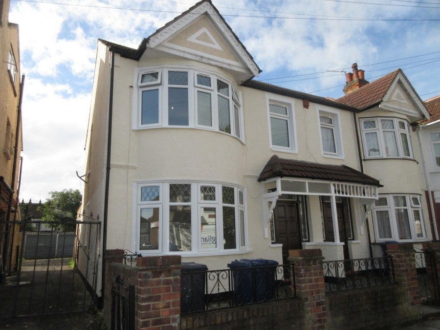 House Shackleton Road in Greater London