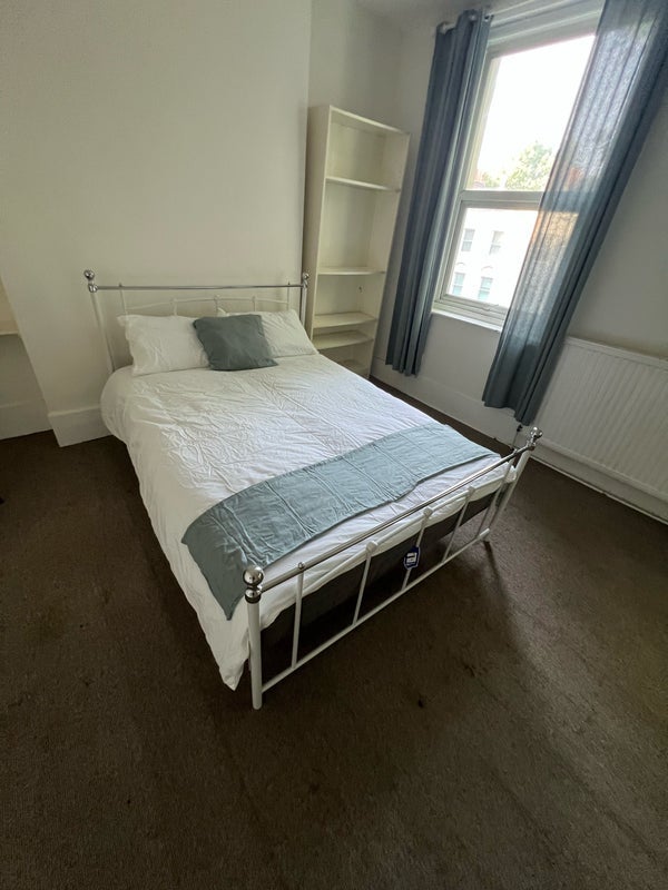 Room London Road in Greater London