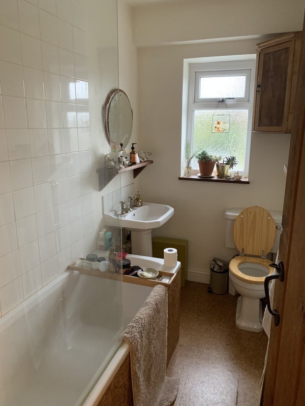 Room Whiteway Road in Bristol