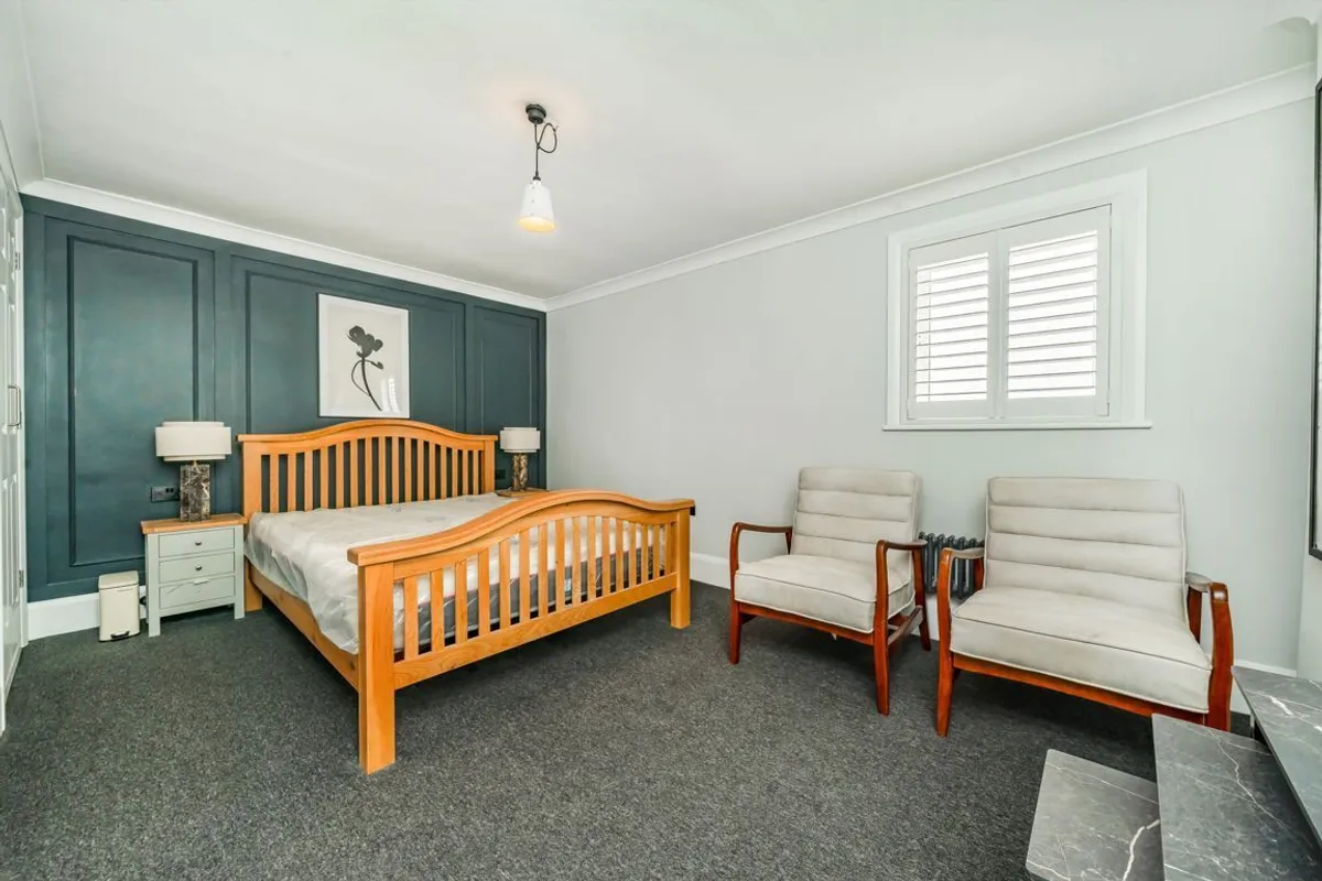 Flat Northfield Avenue in Greater London