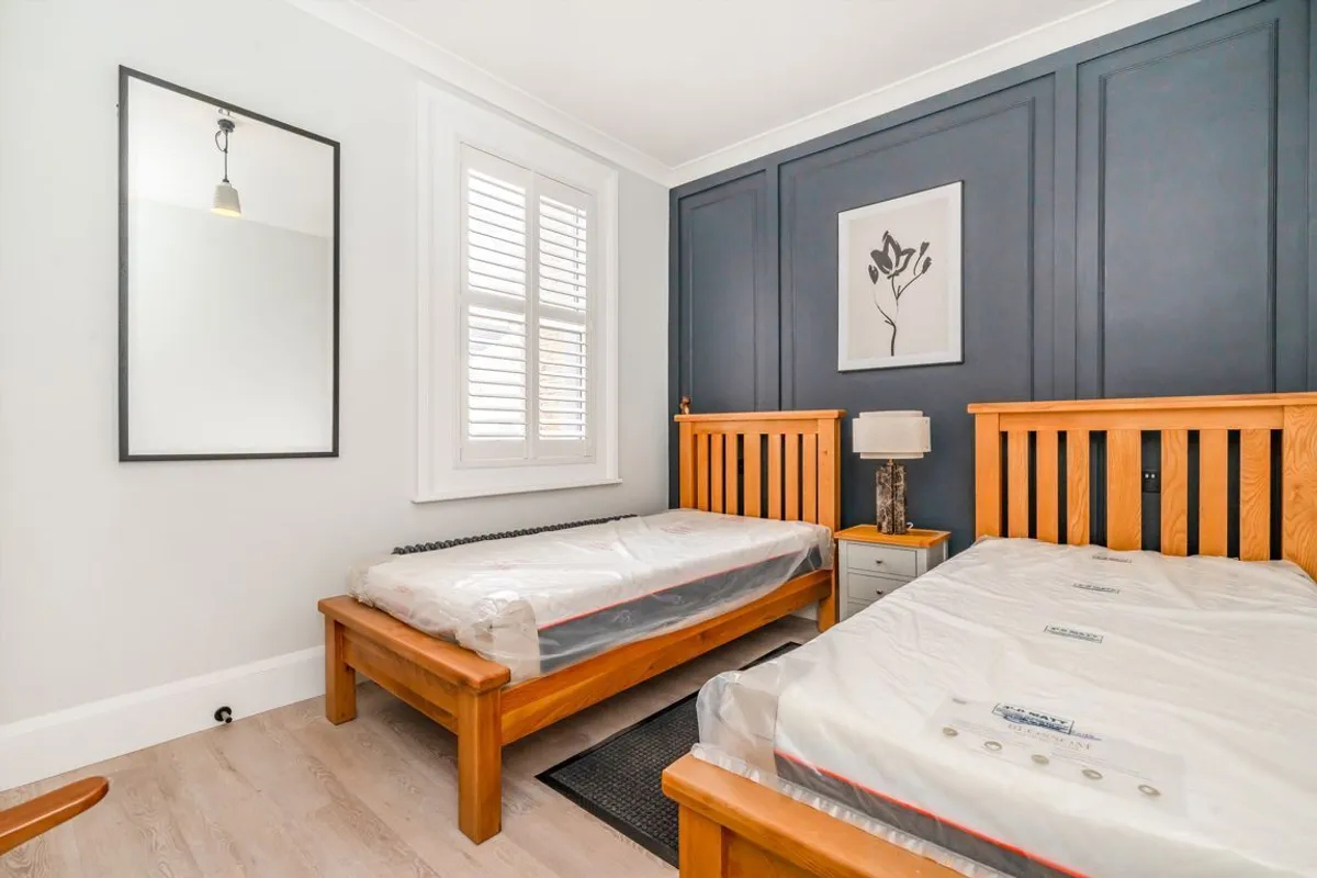 Flat Northfield Avenue in Greater London