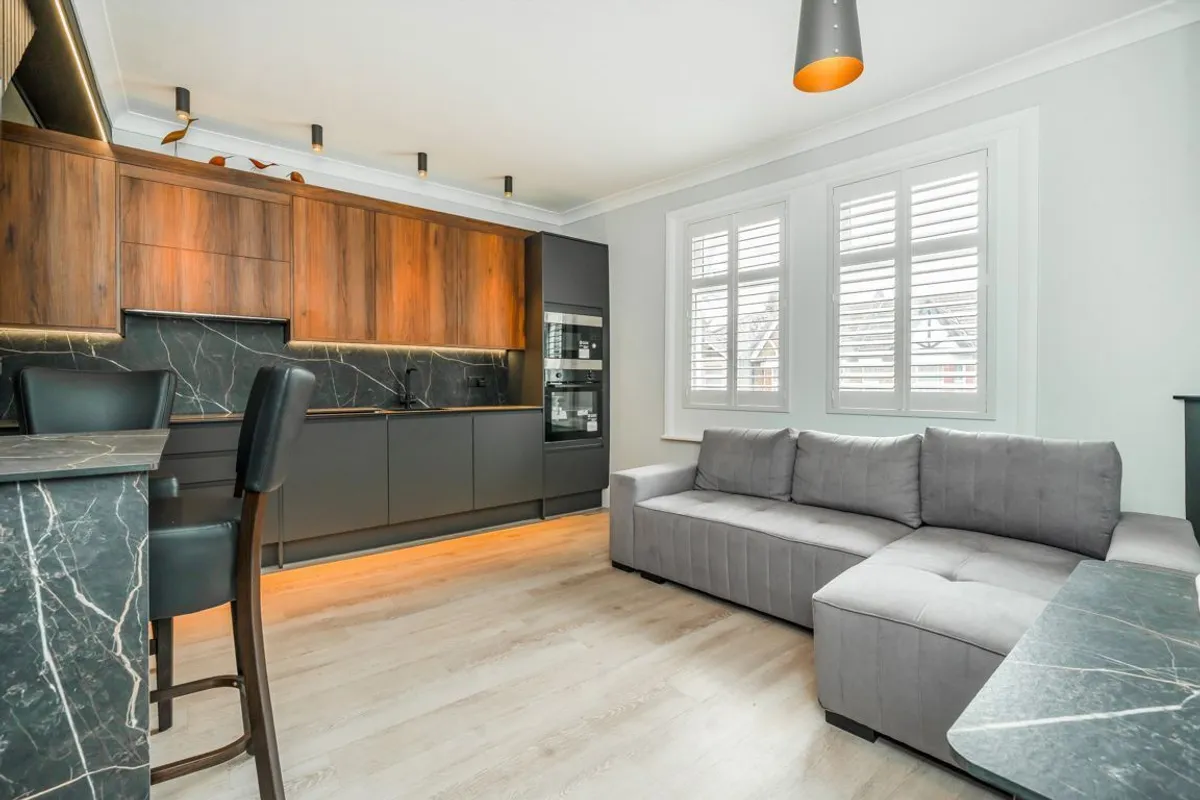 Flat Northfield Avenue in Greater London