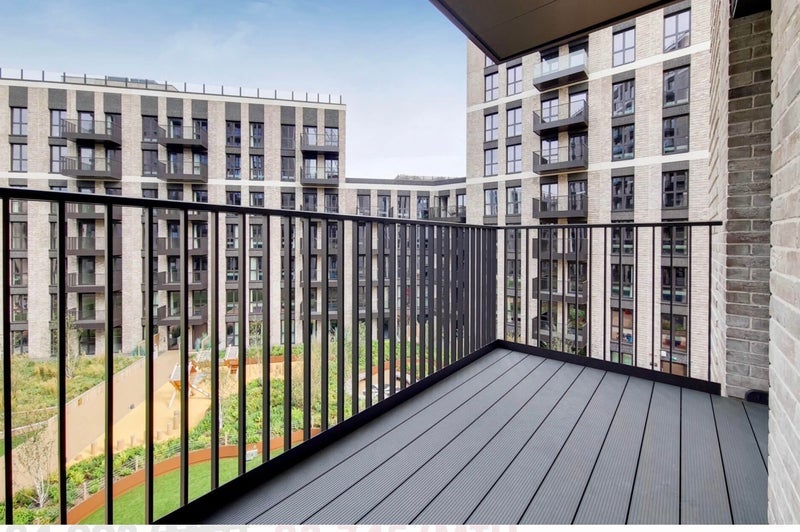 Room Lakeside Way in Greater London