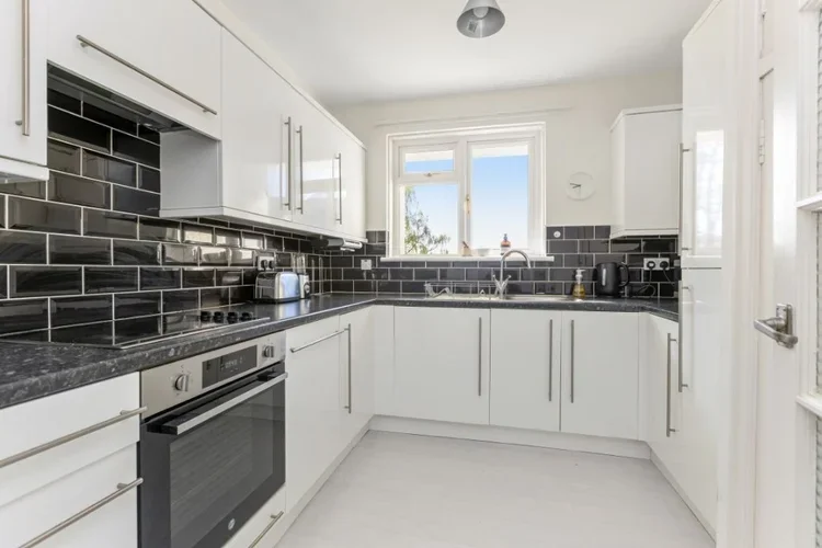 Flat Falcon Court in City of Edinburgh