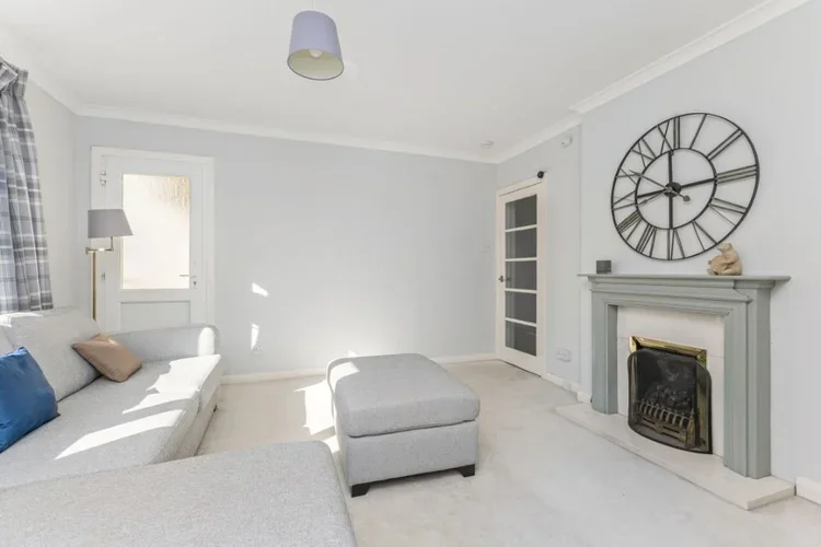 Flat Falcon Court in City of Edinburgh