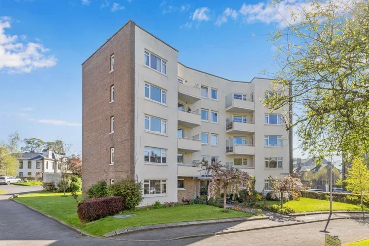 Flat Falcon Court in City of Edinburgh
