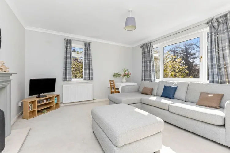 Flat Falcon Court in City of Edinburgh