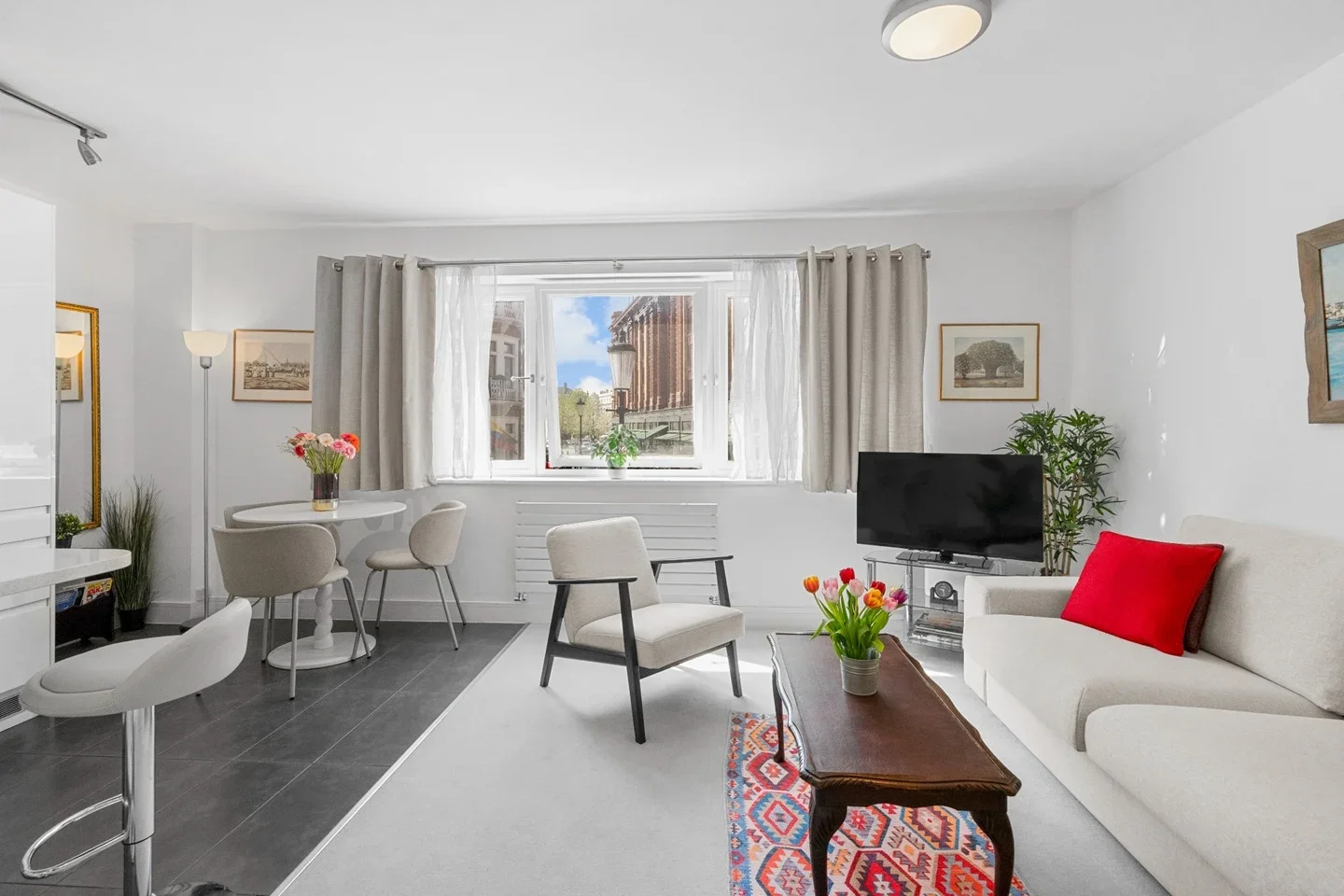 Flat Hans Crescent in Greater London
