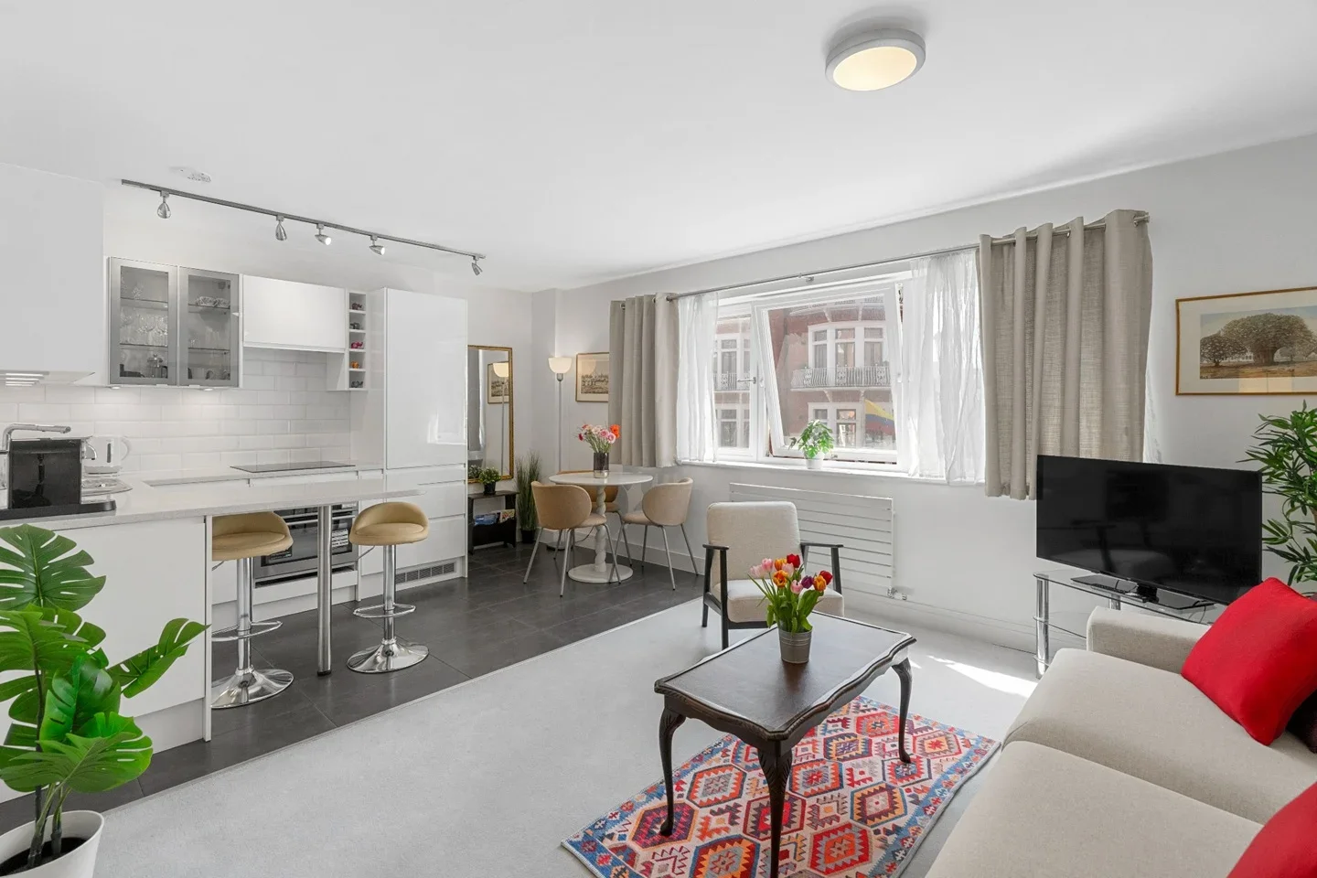 Flat Hans Crescent in Greater London